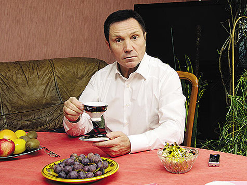 Несмотря на то что живет Александр Мягченков в настоящий момент один, он не называет это одиночеством. Важнее всего для ведущего — внутреннее чувство свободы. фото: Владимир Чистяков
