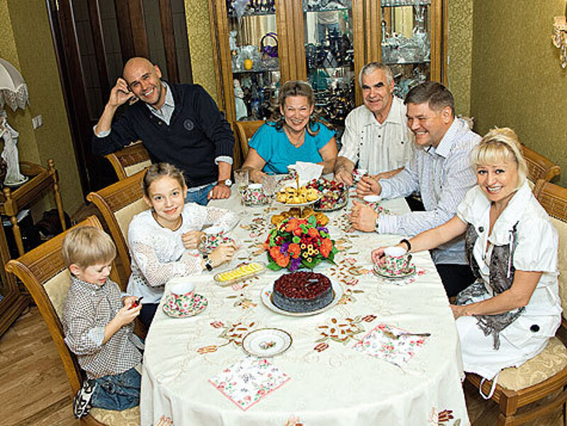 Из-за сумасшедшей занятости Максиму не часто удается
посидеть в кругу близких. На снимке – вся семья в сборе: мама, отчим, старший брат с женой и любимые племянники.