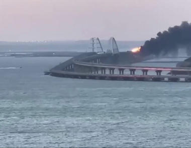 Утром 8 октября произошел взрыв на Крымском мосту по правую сторону от,железнодорожных арок