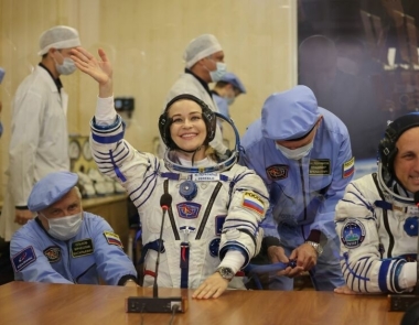 Ракета с экипажем в составе актрисы Юлии Пересильд