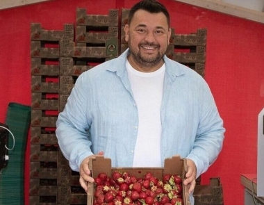 Сергей Жуков в центре Москвы продавал клубнику из Карелии