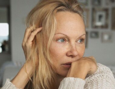 57-летняя Памела Андерсон после выхода в платье из стразов на Мет Гала 2025