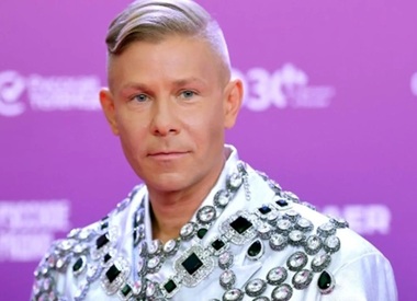 Хотел лечить морских свинок, но завоевал сцену: Мите Фомину — 52