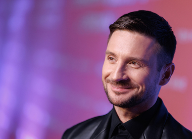 «Почему без шапки?»: Лазарев отчитал свою маму за пренебрежение головным убором на морозе