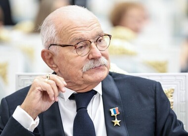 «На коляску пока не накопили»: в Сети появились редкие кадры с правнуком Михалкова
