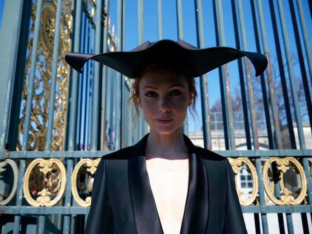 Ольга Карпуть в Париже в шляпе от DIOR