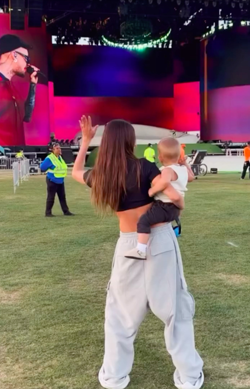 Хейли Бибер с сыном на репетиции Джастина