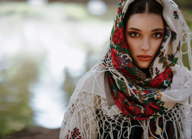 Бабушкины шаль и платок: какие в моде, с чем стилизовать