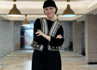 Алые розы и театральный скандал: Брухунова показала каникулы с Петросяном в Петербурге