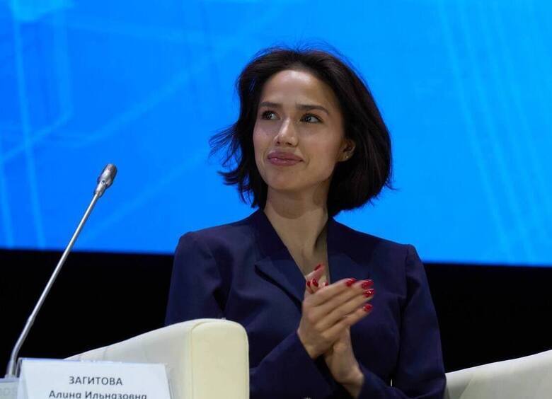 Провокационный наряд и море цветов: Алина Загитова празднует 24-летие в розовом стиле