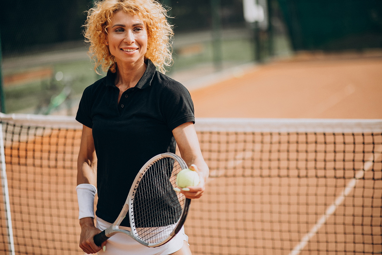 Интерес к tenniscore стал логичным продолжением популярности эстетики old money, ведь теннис всегда был хобби обеспеченных людей.