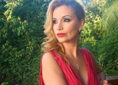 48-летняя Ольга Орлова устроила жаркий фотосет в бассейне