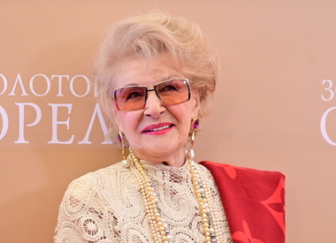 90-летняя Дружинина показала, чем занимается на даче