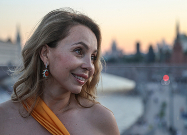 Марина Муравьева-Газманова надела прозрачное кружево для похода в загс