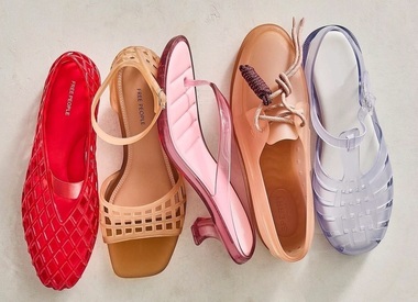 Тренд Jelly Shoes: учимся носить желейную обувь летом 2026 года