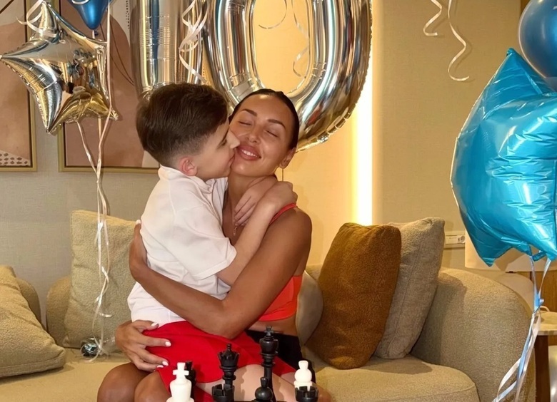 Алсу трогательно поздравила сына с 10-летием и показала редкое семейное фото