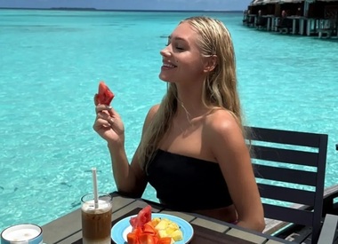 Кристина Асмус показала фото топлес на Мальдивах