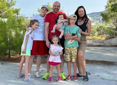 «Живут в доме для прислуги»: адвокат Романа Товстика раскрыл шокирующие детали дела об опеке над детьми