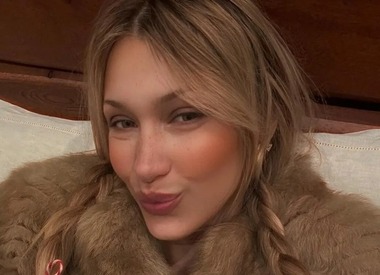 Белла Хадид выбрала образ в стиле 90-х для вечерней прогулки по Нью-Йорку