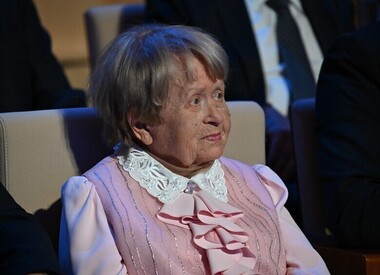 96-летняя Александра Пахмутова пришла на могилу мужа в особый день