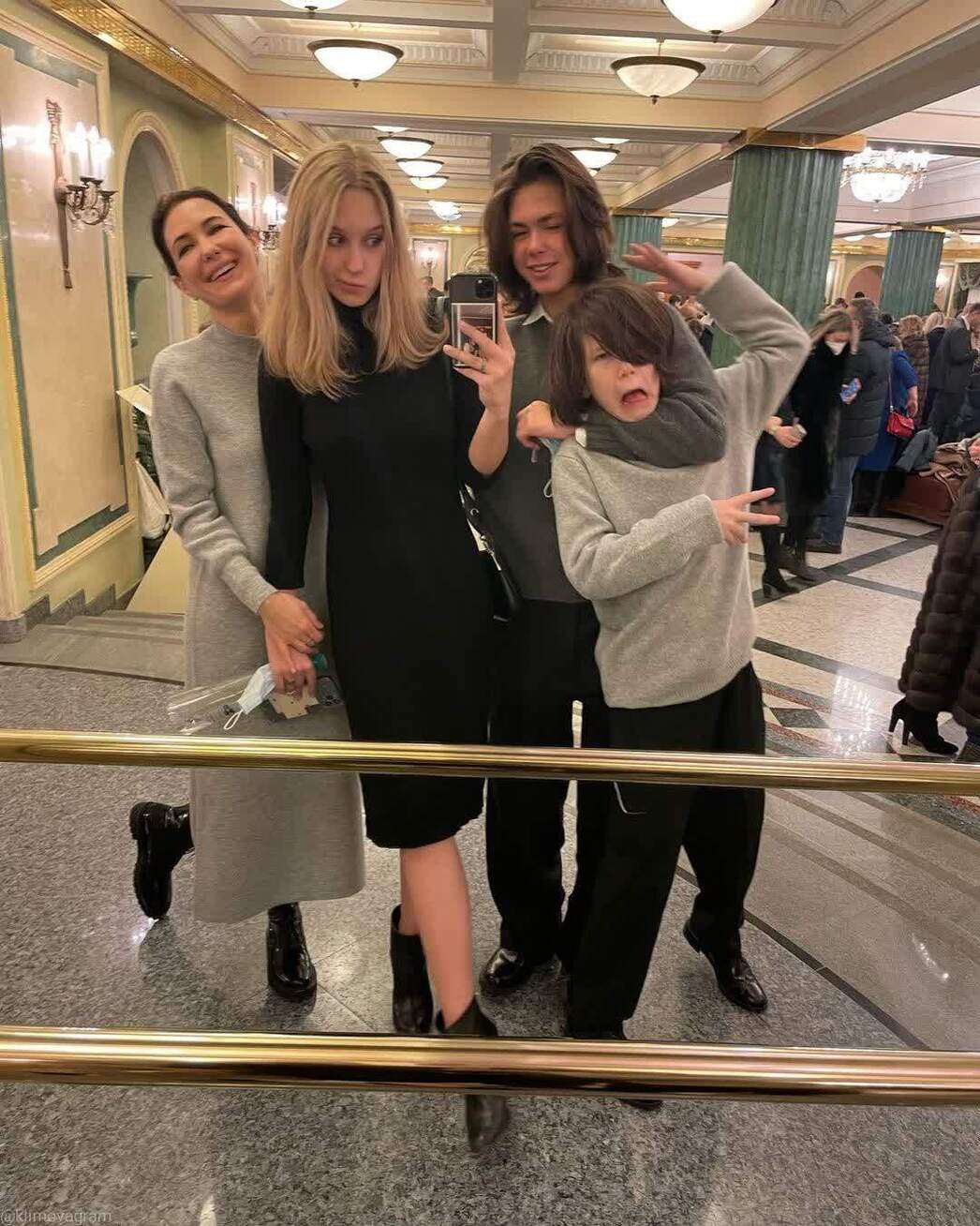 Екатерина Климова со старшей дочерью и сыновьями