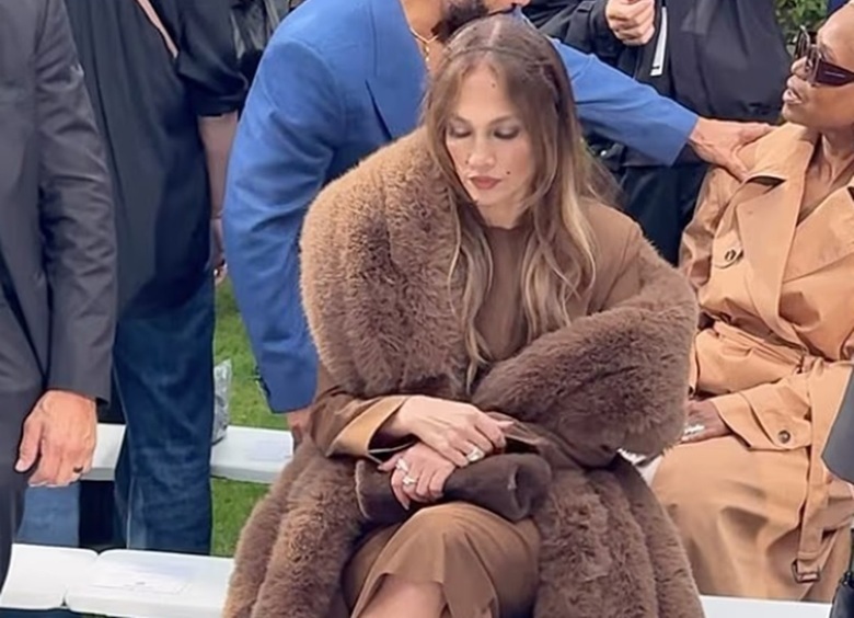 Дженнифер Лопес лишили зонта на показе Stella McCartney