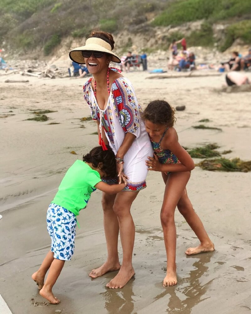 Холли Берри с детьми