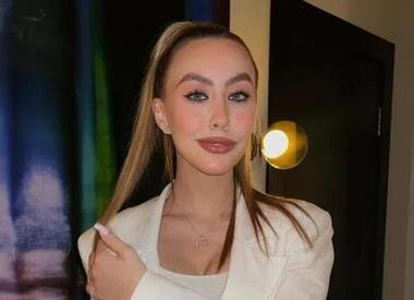 Таисия Маслякова показала образ с жакетом и голубыми колготками