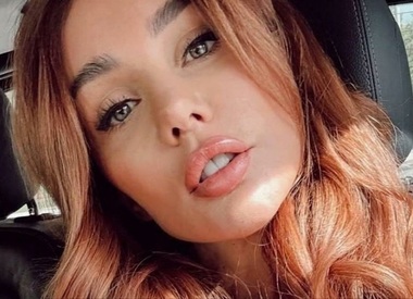 Анна Седокова представила монохромную фотосессию с акцентом на фактуры