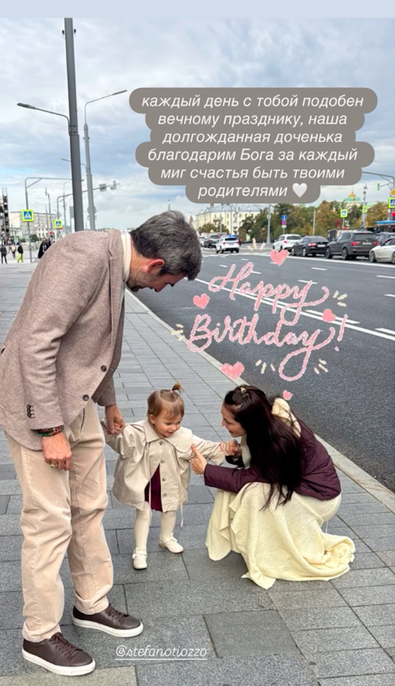 Стефано Тиоцци и Сати Казанова с дочерью