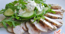 Такой разный салат из курицы с огурцами