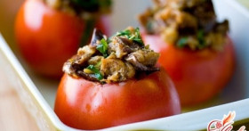 Соленые помидоры, фаршированные овощами — деликатес, да и только!